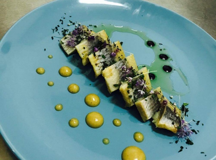 Restauracja GryfonŚledź korzenny z sosem miodowo-musztardowym