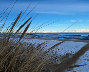 Spokojna zimowa plaża nad Bałtykiem &ndash; Jastarnia